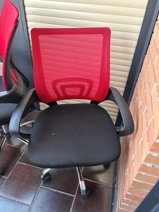 Sillas de oficina negras y rojas