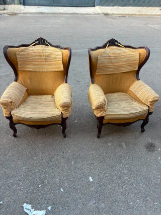 Poltrona imbottita in tessuto e legno