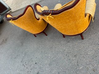 Poltrona imbottita in tessuto e legno