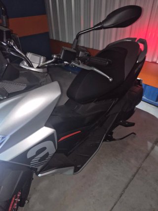 Moto Scooter Aprilia Negra y Roja