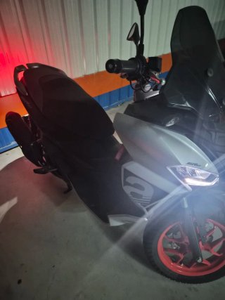 Moto Scooter Aprilia Negra y Roja
