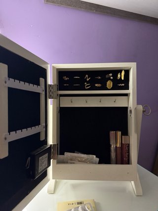 Espejo de mesa beige con marco de madera