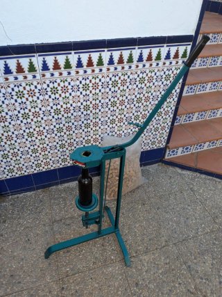 Encorchadora y Corchos