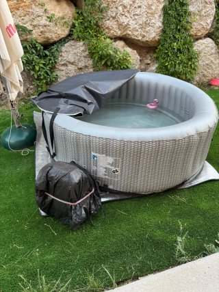 Jacuzzi hinchable gris y rosa