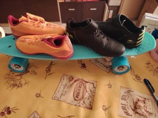 Lote de zapatillas deportivas y patines
