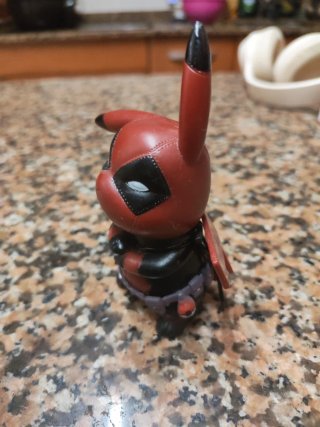 Figura Pikachu Deadpool