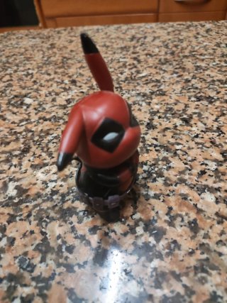 Figura Pikachu Deadpool