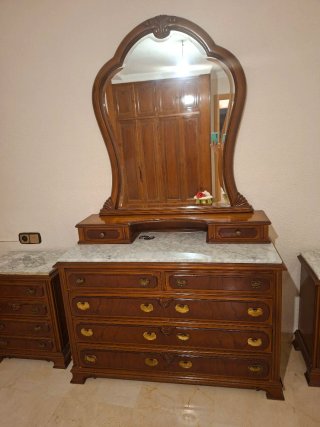 Cómoda de madera con tapa de mármol