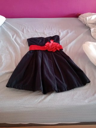 Vestido palabra de honor azul marino con flor roja