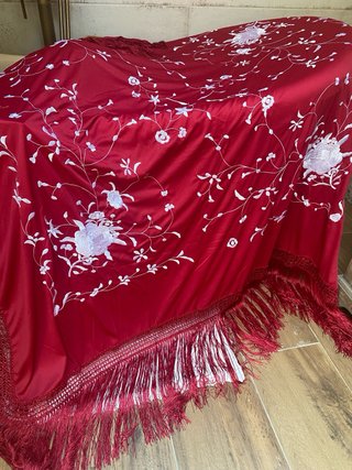 Mantón de Manila bordado rojo buganvilla