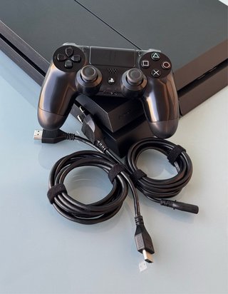 Consola PS4 Normal De 1TB + Mando + Cables