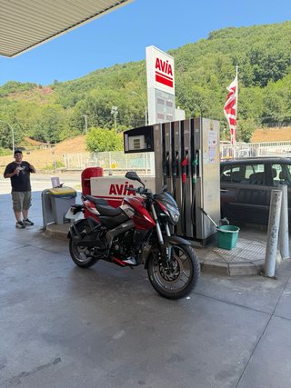 Bajaj Pulsar NS200 Negra y Roja