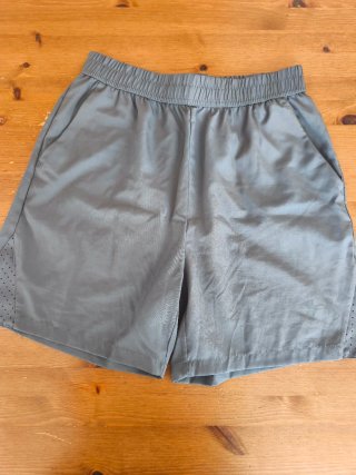 Pantalón corto Under Armour gris