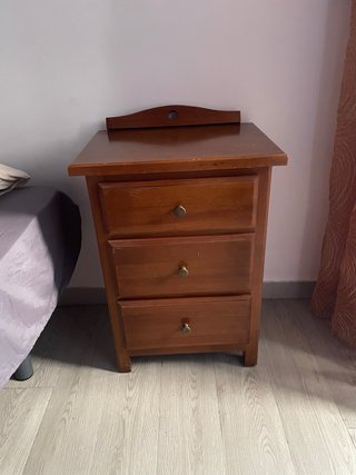 Mesita de noche de madera