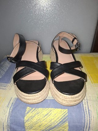 Sandalias cuña negras y beige