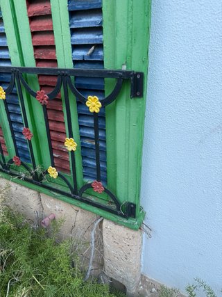 Ventana tradicional derribo decorada