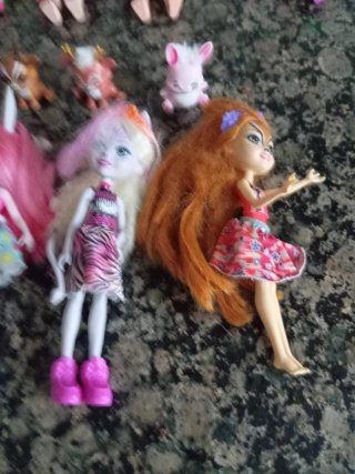 Lote de 4 muñecas y animalitos