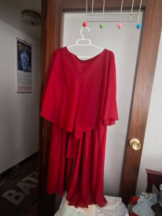 Vestido de fiesta rojo con pedrería