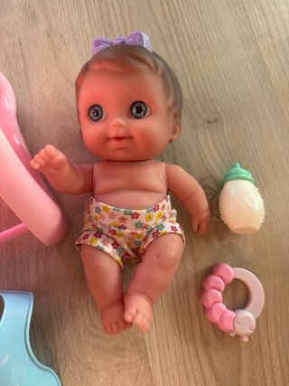 Muñeca con trona y accesorios