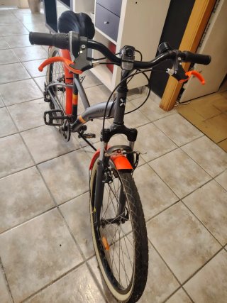 Bicicleta urbana naranja y negra.