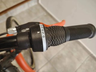 Bicicleta urbana naranja y negra.