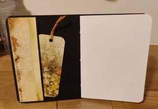 Libreta artesanal con diseño de reloj y manzanas