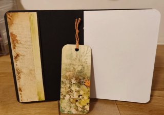 Libreta artesanal con diseño de reloj y manzanas