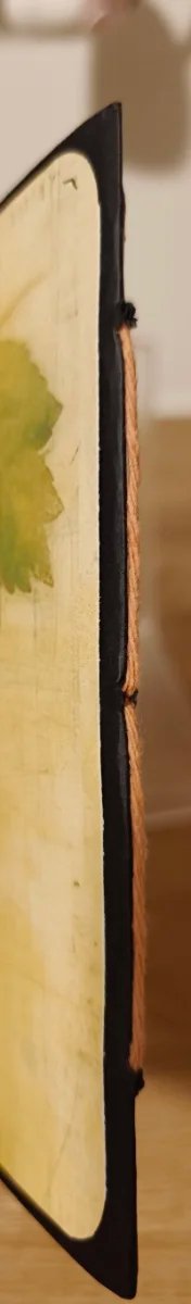 Libreta artesanal con diseño de reloj y manzanas