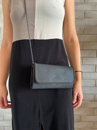 Bolso negro brillante asa de cadena. Bijou Brigitt