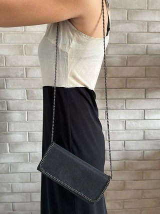 Bolso negro brillante asa de cadena. Bijou Brigitt