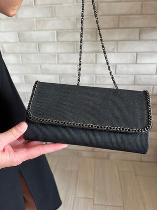 Bolso negro brillante asa de cadena. Bijou Brigitt