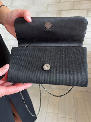 Bolso negro brillante asa de cadena. Bijou Brigitt