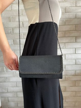 Bolso negro brillante asa de cadena. Bijou Brigitt