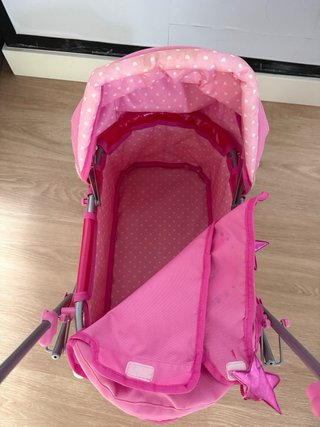 Cochecito de juguete rosa con unicornio