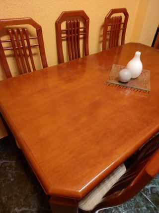 Mesa extensible y 6 sillas de comedor.