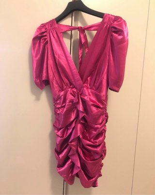 Vestito fucsia simil raso, sopra al ginocchio.