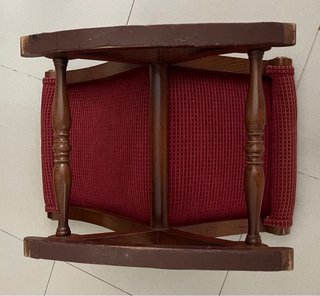 Reposapiés de madera y tela granate