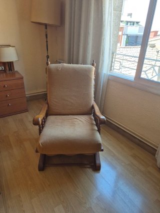 Butaca de madera con cojines