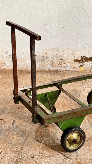 Carro industrial metálico verde