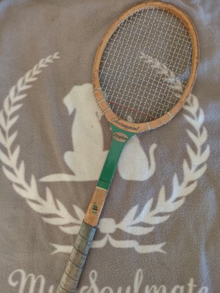 Raqueta tenis antigua y pala frontón de madera