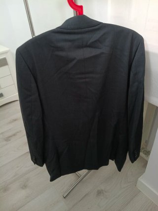 Traje completo negro con líneas finas azules