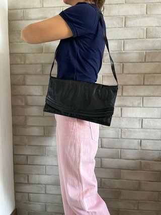 Bolso de piel tipo sobre. Se puede guardar el asa.