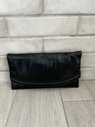Bolso de piel tipo sobre. Se puede guardar el asa.