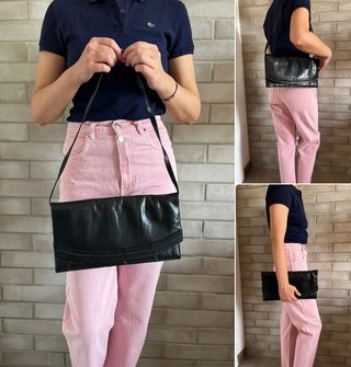 Bolso de piel tipo sobre. Se puede guardar el asa.