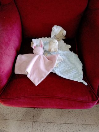 Lote de peluches y mantitas de bebé