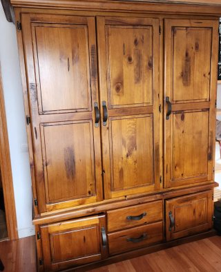 Armario de madera maciza