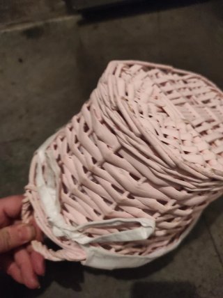 Cesta mimbre rosa con forro blanco