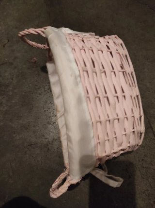 Cesta mimbre rosa con forro blanco