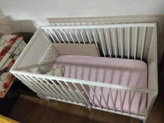 Cuna Ikea blanca con estrellas+ colchón viscolasti