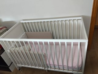 Cuna Ikea blanca con estrellas+ colchón viscolasti